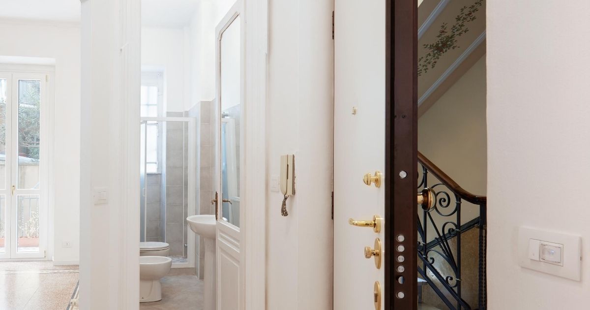 Πόρτα με κλειδαριά ασφαλείας, που έχει ατσάλινους πείρους.