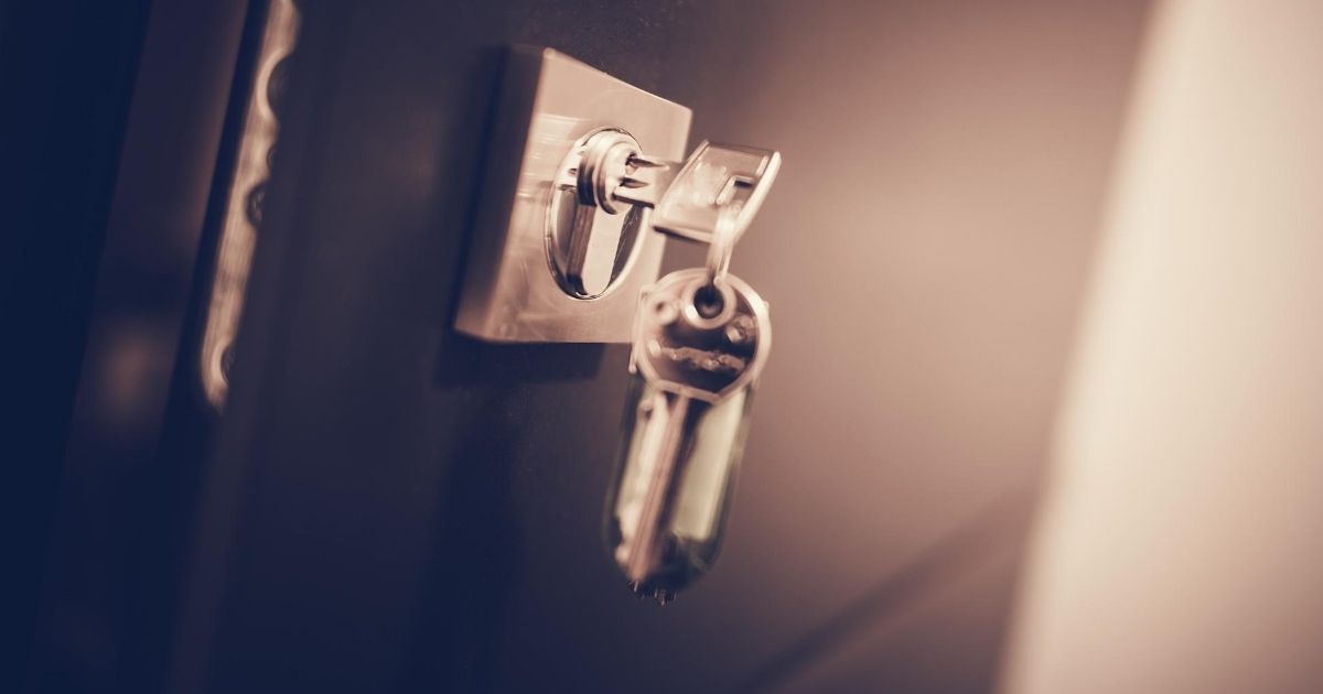 Πόρτα με κλειδαριά ασφαλείας, που έχει επάνω τα κλειδιά της.