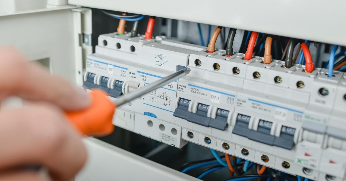 Έλεγχος με κατσαβίδι των ασφαλειών του ηλεκτρολογικού πίνακα.