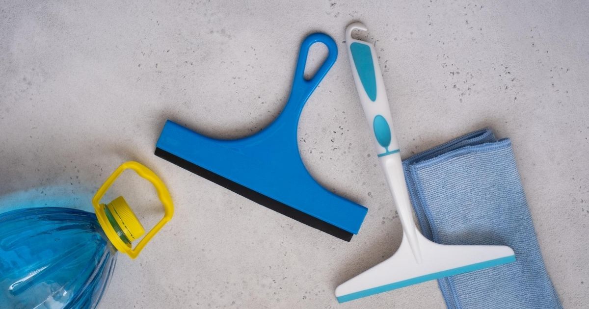 Μπουκάλι με υγρό καθαρισμού πετσέτα και εργαλεία καθαρισμού