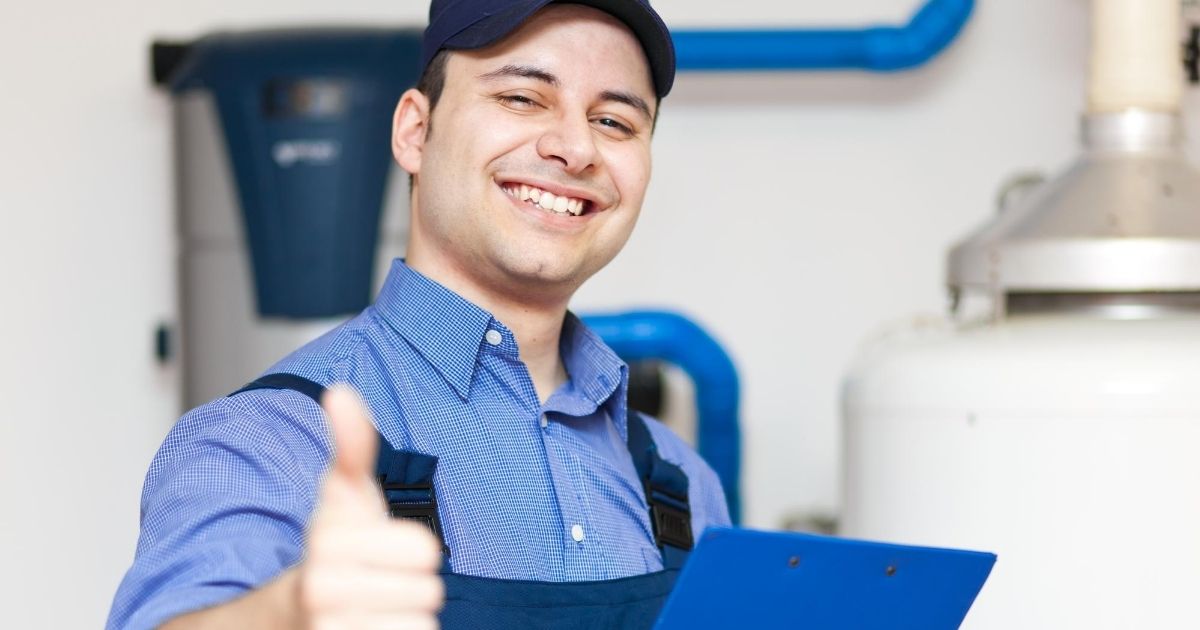 Ένας επαγγελματίας χαμογελώντας σχηματίζει με το χέρι του όλα εντάξει.