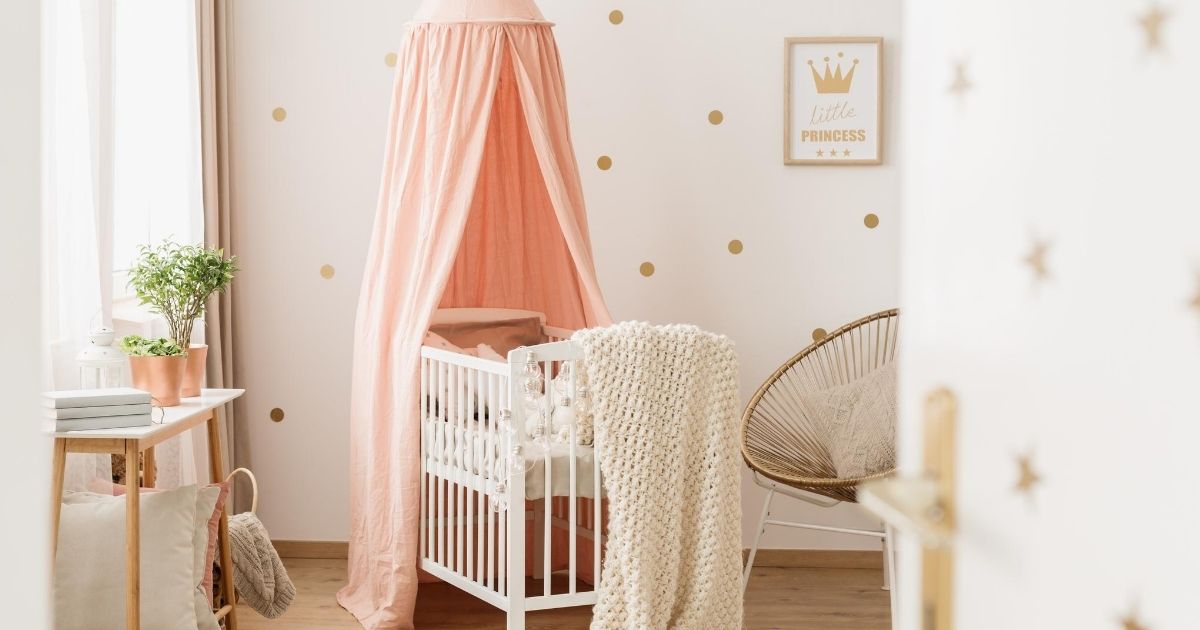 Δωμάτιο μωρού με έπιπλα και κούνια στο κέντρο