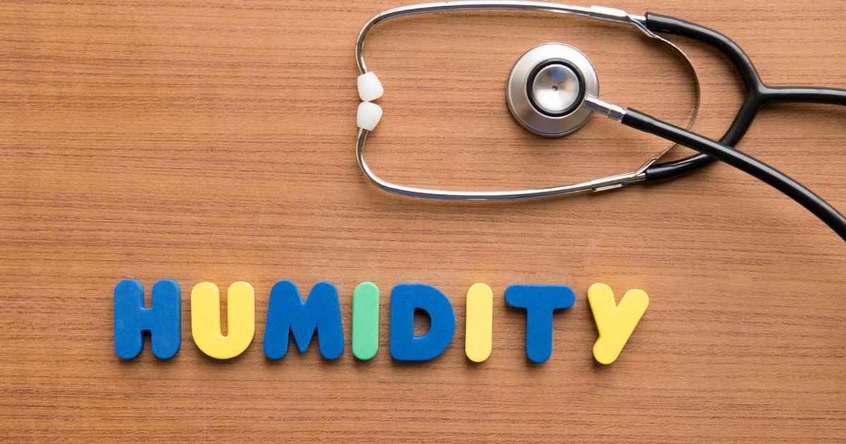 Ένα στηθοσκόπιο και γραμμένη η λέξη HUMIDITY