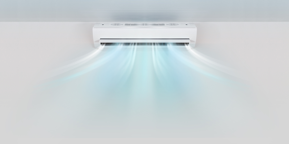 Ένα κλιματιστικό σε τοίχο, λειτουργεί βγάζοντας κρύο αέρα.