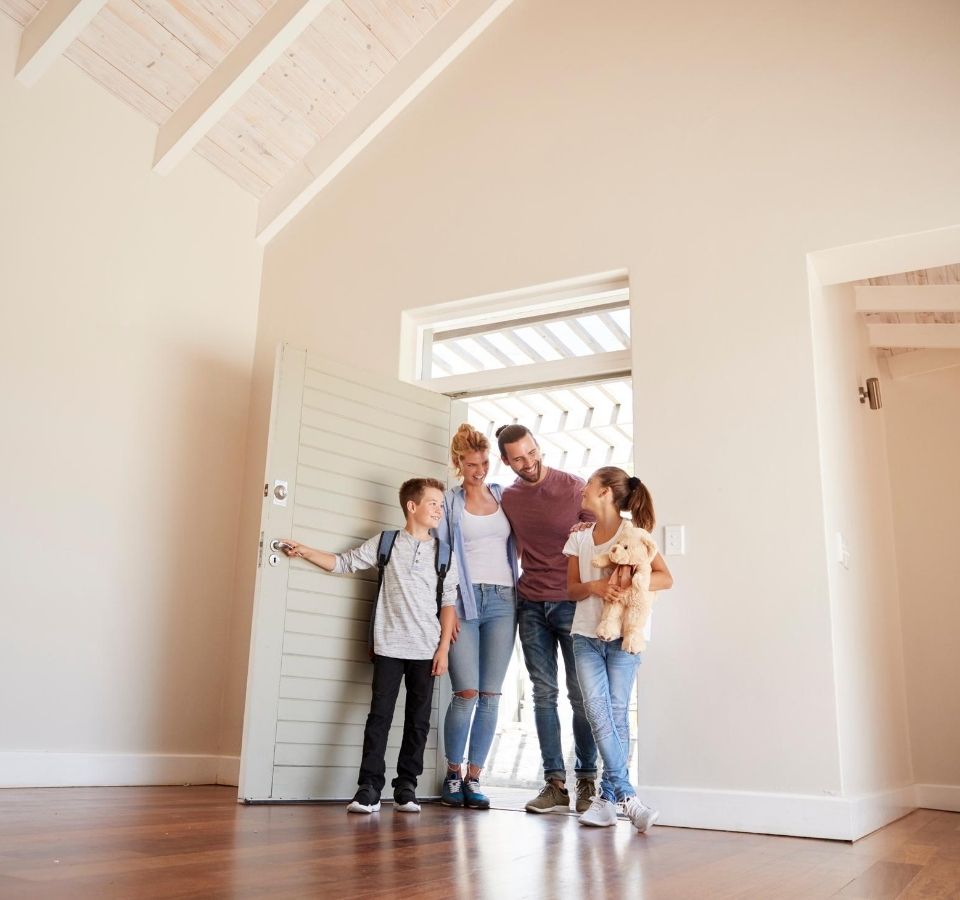 Μια πόρτα ασφαλείας σπιτιού μισάνοιχτη. 