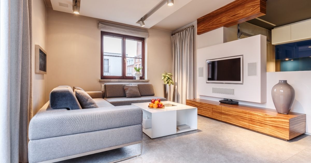 Ένα σαλόνι σπιτιού επιπλωμένο, με τοίχους βαμμένους σε μπεζ χρώμα.