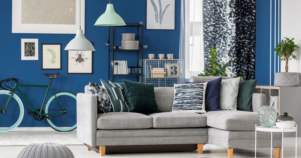 Ένα σαλόνι σπιτιού επιπλωμένο, με τοίχους βαμμένους σε μπλε χρώμα.