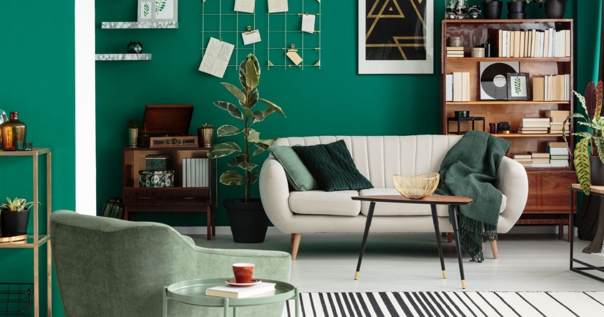 Ένα επιπωμένο σαλόνι σπιτιού, με τοίχους βαμμένους σε πράσινο χρώμα.