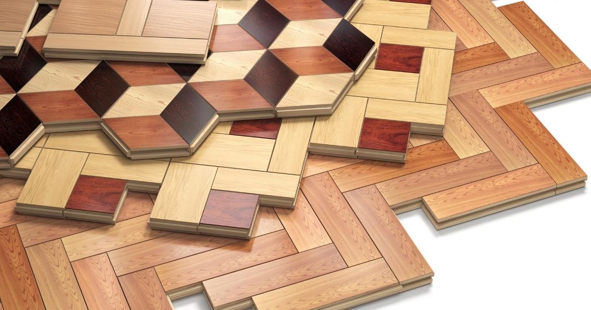 Διάφορα πλακάκια σε μορφή ξύλου ακουμπισμένα στο πάτωμα.