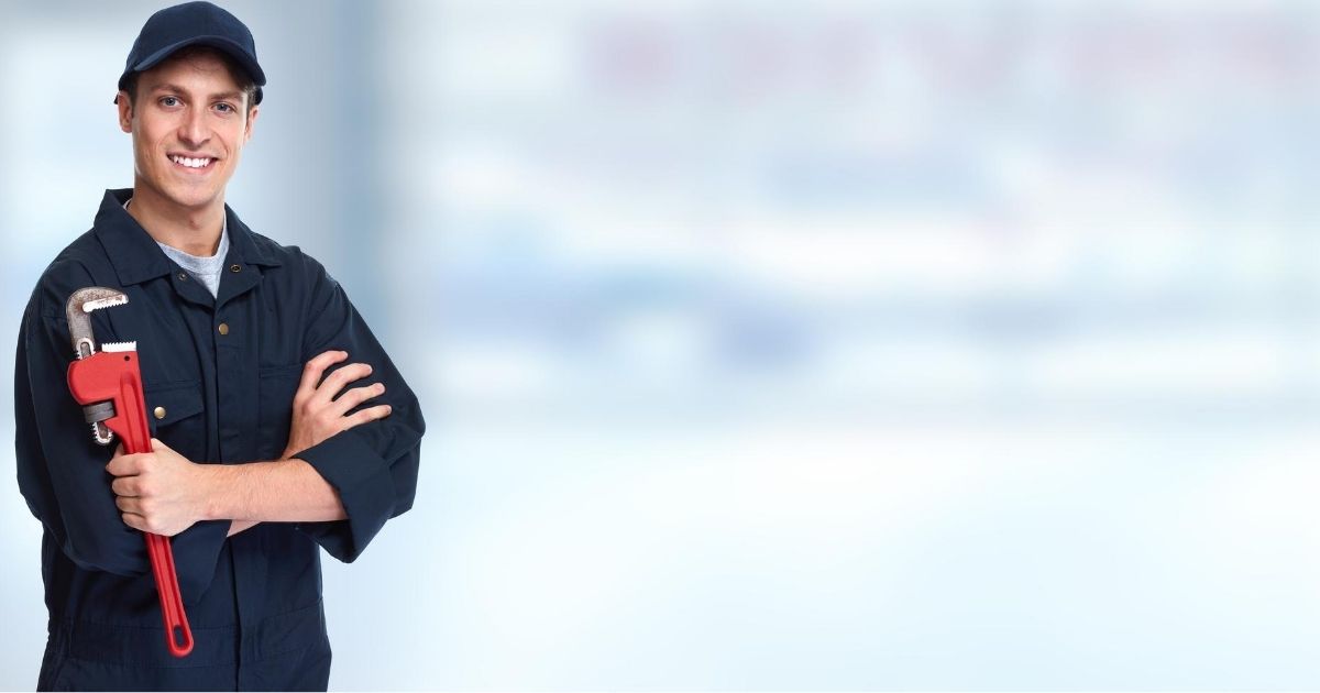 Ένας επαγγελματίας όρθιος χμογελάει, κρατώντας μια μεγάλη τανάλια.