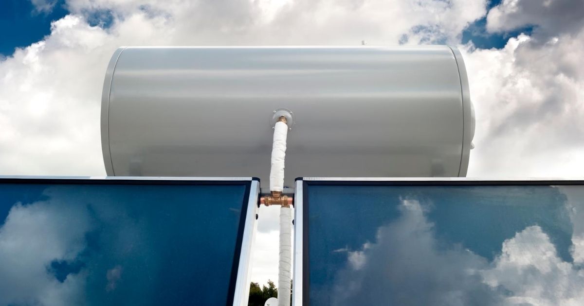 Ένας ουρανός με σύνεφα πίσω από ηλιακό θερμοσίφωνα.